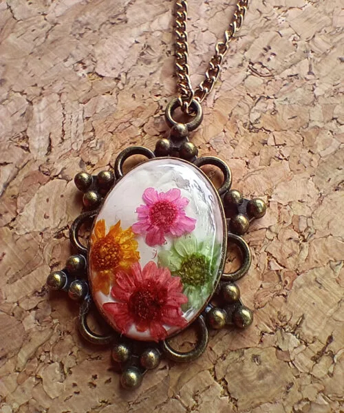 Charming Daisy Flower Pendant Necklace – Handmade Floral Jewellery - Image 4